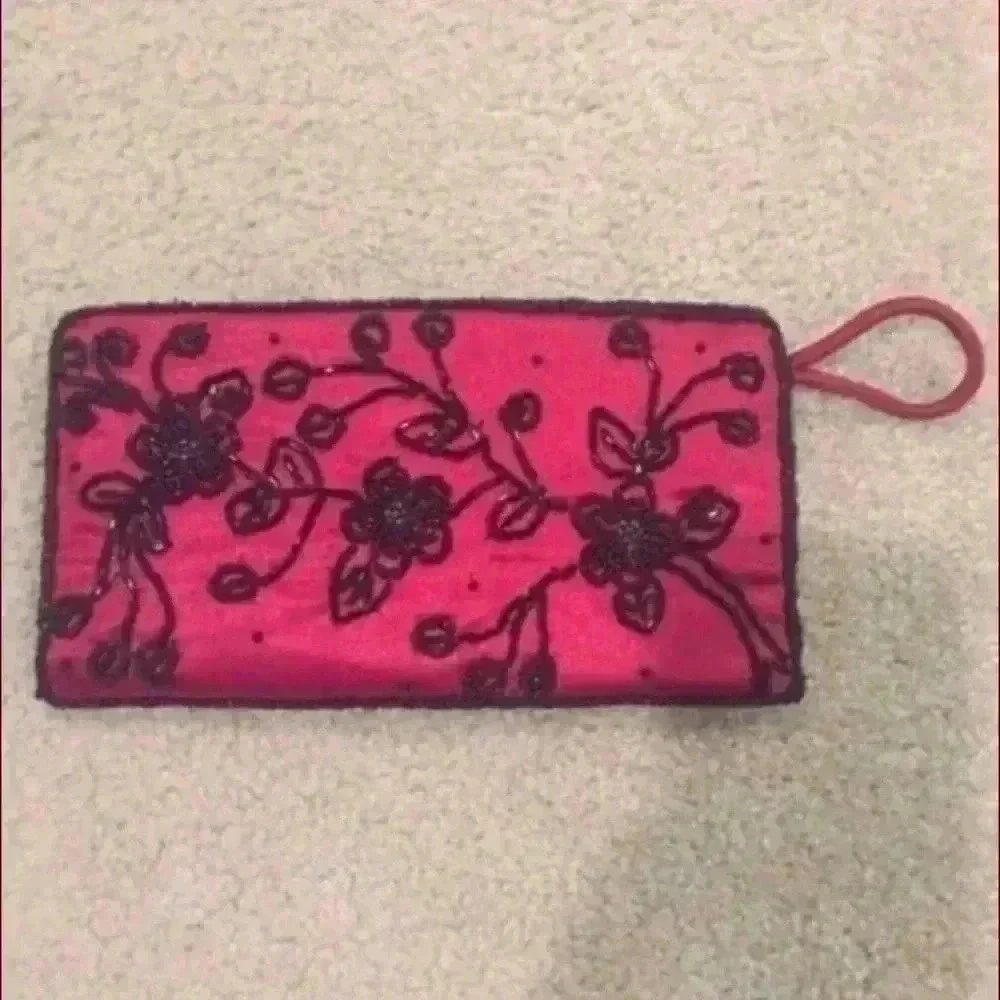 Red and black beaded flower wrist wallet